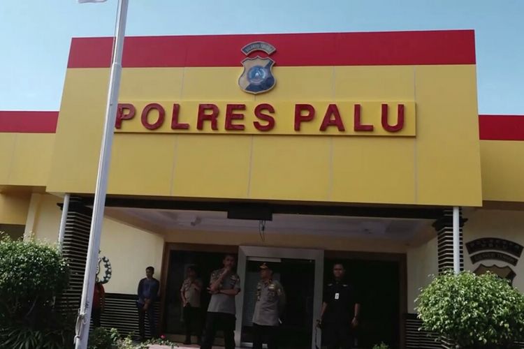 Brigjen Pol Dedi Prasetyo (Karo Humas Mabes Polri) saat menggelar rilis tersangka penyebar hoaks di halaman Mapolres Palu, Jalan Pemuda, Kota Palu, Sulawesi Tengah, Senin (8/10/2018).