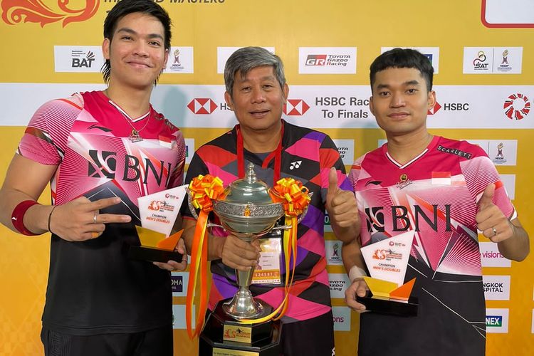 Leo Rolly Carnando/Daniel Marthin bersama sang pelatih, Herry Iman Pierngadi, usai menjuarai Thailand Masters 2023 di Nimibutr Arena, Bangkok, Minggu (5/2/2023). 