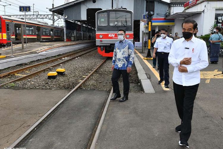 Presiden Joko Widodo meninjau pelaksanaan vaksinasi Covid-19 massal di Stasiun Bogor, Jawa Barat, Kamis (17/6/2021). Vaksinasi kali ini menyasar petugas stasiun, pekerja di stasiun, penumpang KRL serta penumpang kereta api.