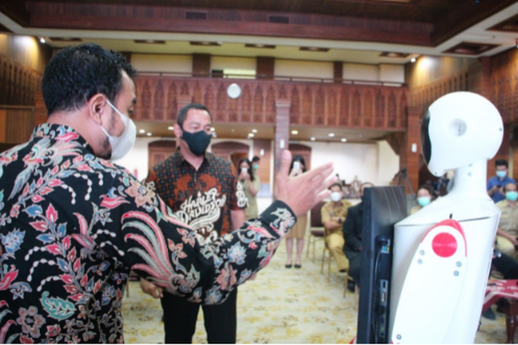 Robot kreasi Tim Universitas Diponegoro (Undip) terhitung mulai Senin (10/5/2021) resmi mulai melakukan tugas pelayanan di Pemerintah Kota Semarang. 