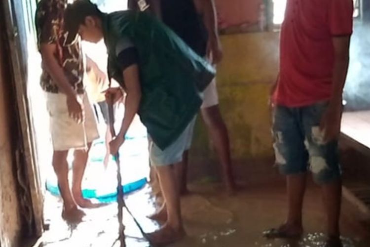 Wakil Bupati  Malaka, Nusa Tenggara Timur (NTT) terpilih, Louise Lucky Taolin atau yang akrab dikenal Kim Taolin, membersihkan rumah warganya yang terendam banjir bandang. 