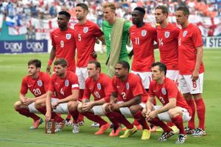 Barisan starter tim nasional Inggris pada pertandingan persahabatan melawan Honduras, di Sun Life Stadium, Miami, Sabtu (7/6/2014). Penyerang Wayne Rooney berada di baris depan, nomor tiga dari kiri.