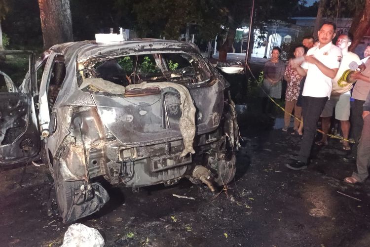 Kondisi mobil Honda Brio yang hangus terbakar usai menabrak pohon hingga terbakar di ruas jalan raya Siman-Ponorogo, Desa Kepuhrubuh,  Kecamatan Siman, Kabupaten Ponorogo, Jawa Timur, Rabu (3/4/2024) pagi.