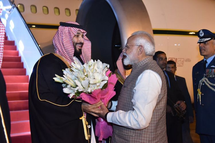 Perdana Menteri India Narendra Modi menyambut kedatangan Pangeran Mohammed bin Salman di New Delhi, Selasa (19/2/2019). (Twitter/Narendra Modi)
