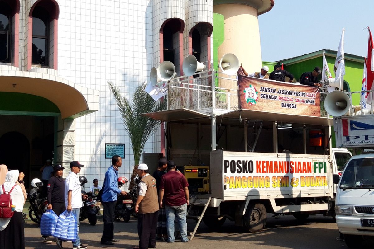 Sejumlah Massa Ormas Islam Berkumpul di Masjid Al-Munawar