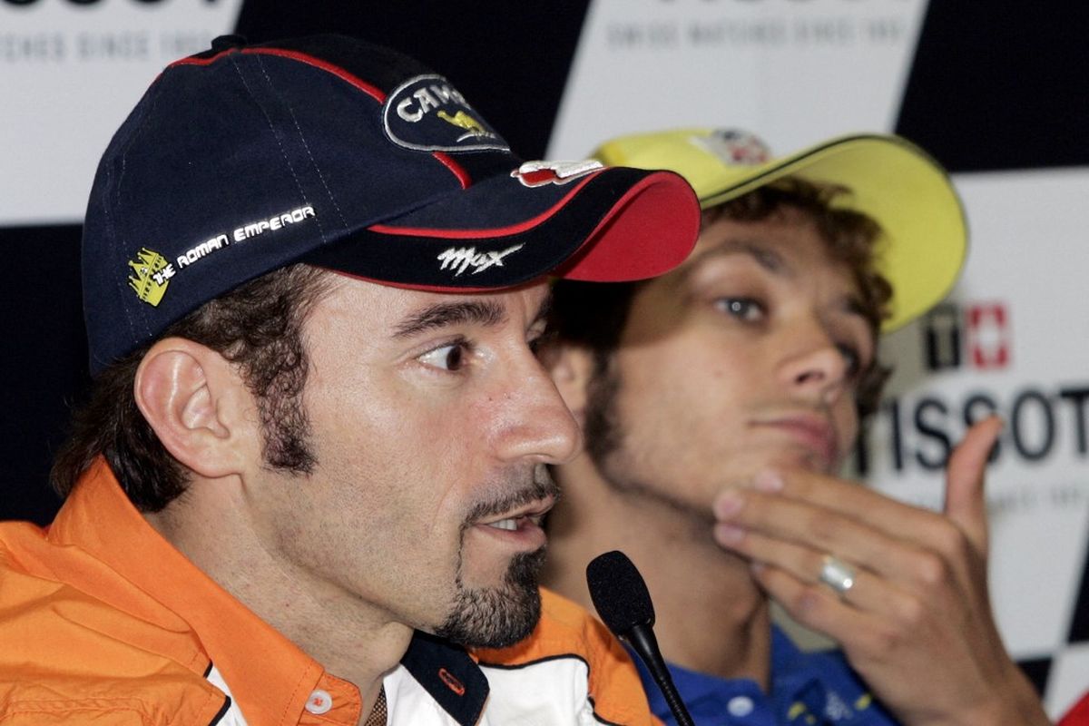 Max Biaggi dan Valentino Rossi.      AFP PHOTO / TOSHIFUMI KITAMURA (Photo by TOSHIFUMI KITAMURA / AFP)