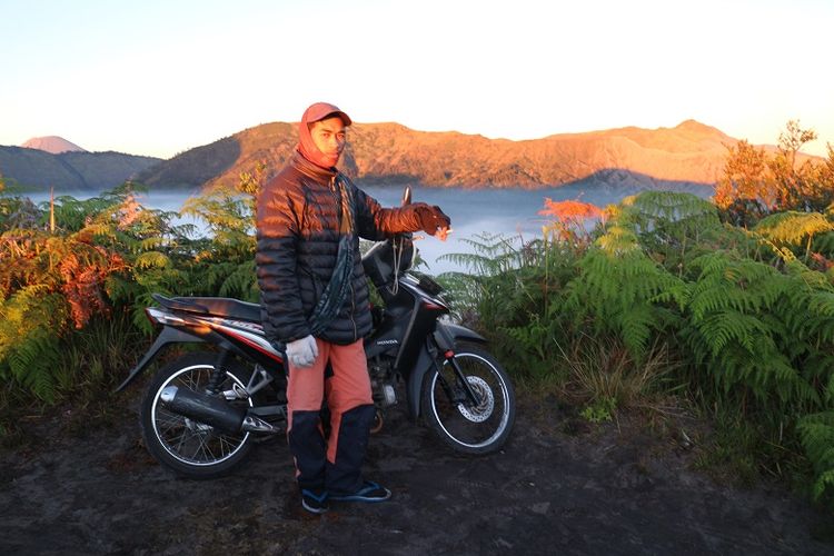 Pengojek dari suku Tengger di sekitar Bukit Mentigen, Cemoro Lawang, Desa Ngadisari, Sukapura, Probolinggo, Jawa Timur. Bukit Mentigen adalah salah satu alternatif tempat melihat matahari terbit selain Bukit Penanjakan di Taman Nasional Bromo Tengger Semeru.