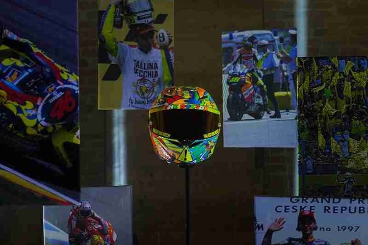 Helm balap AGV Pista GP RR edisi khusus Vale Forever