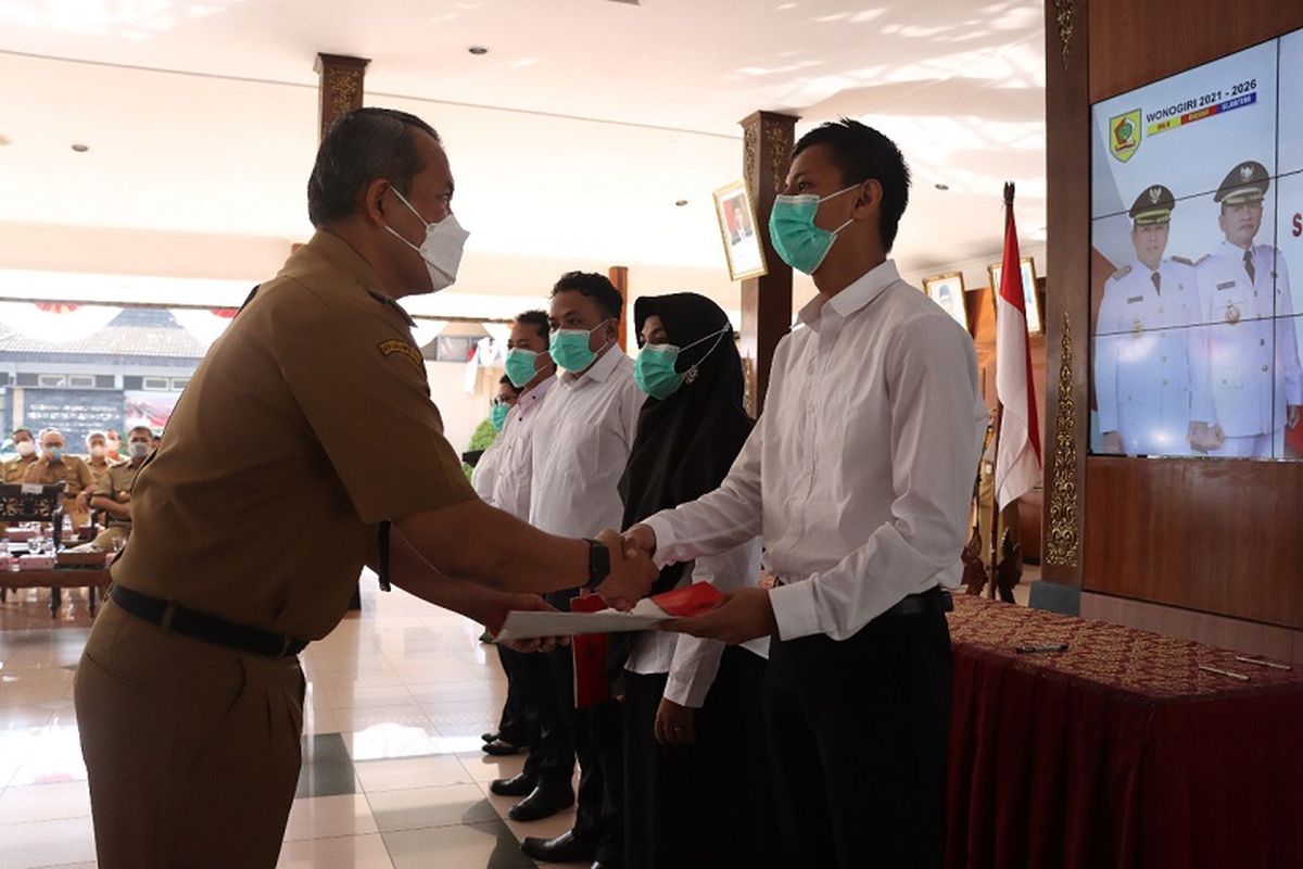 Bupati Wonogiri Joko Sutopo menyerahkan surat keputusan (SK) pengangkatan calon pegawai negeri sipil (CPNS) sebanyak 239 orang dan SK pengangkatan pegawai pemerintah dengan perjanjian kontrak (PPPK) non-guru sebanyak 85 orang di lingkungan Pemerintah Kabupaten Wonogiri, Senin (30/5/2022)