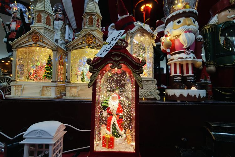 Salah satu aksesoris Natal yang dijual dan banyak pemainatnya di Sentosa Florist Pasar Atom Surabaya, Jawa Timur.