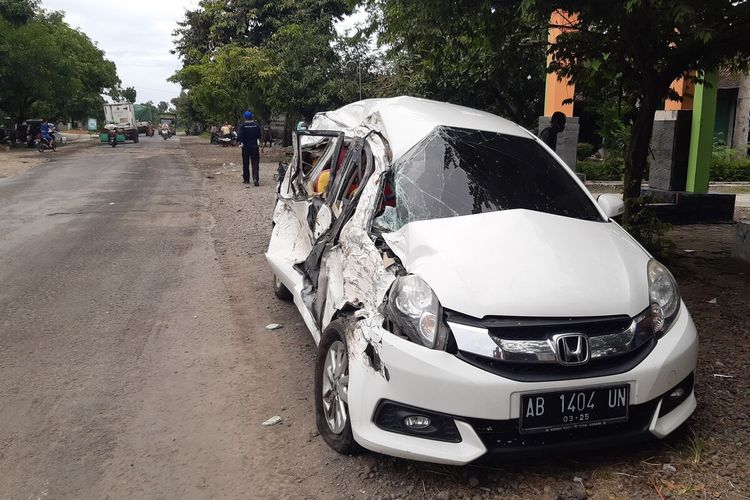 Mobil Honda Mobilio yang terlibat dalam kecelakaan beruntun di Jalan Solo-Purwodadi Km 33 tepatnya ditikungan SD N 1 Kacangan, Dukuh Kebonsari RT 01, Kacangan, Sumberlawang, Sragen, Kamis (11/11/2021).