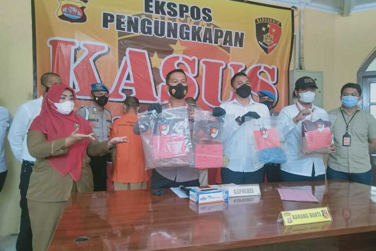 Polisi menangkap 3 orang santri di Serang, Banten.