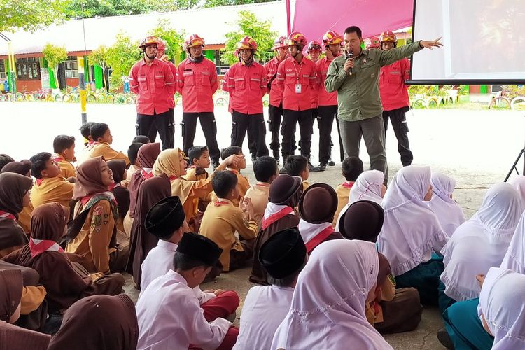 Deny Widjaya, FOM Head  PT Arara Abadi menyampaikan pentingnya menjaga lingkungan dari ancaman bahaya kebakaran.