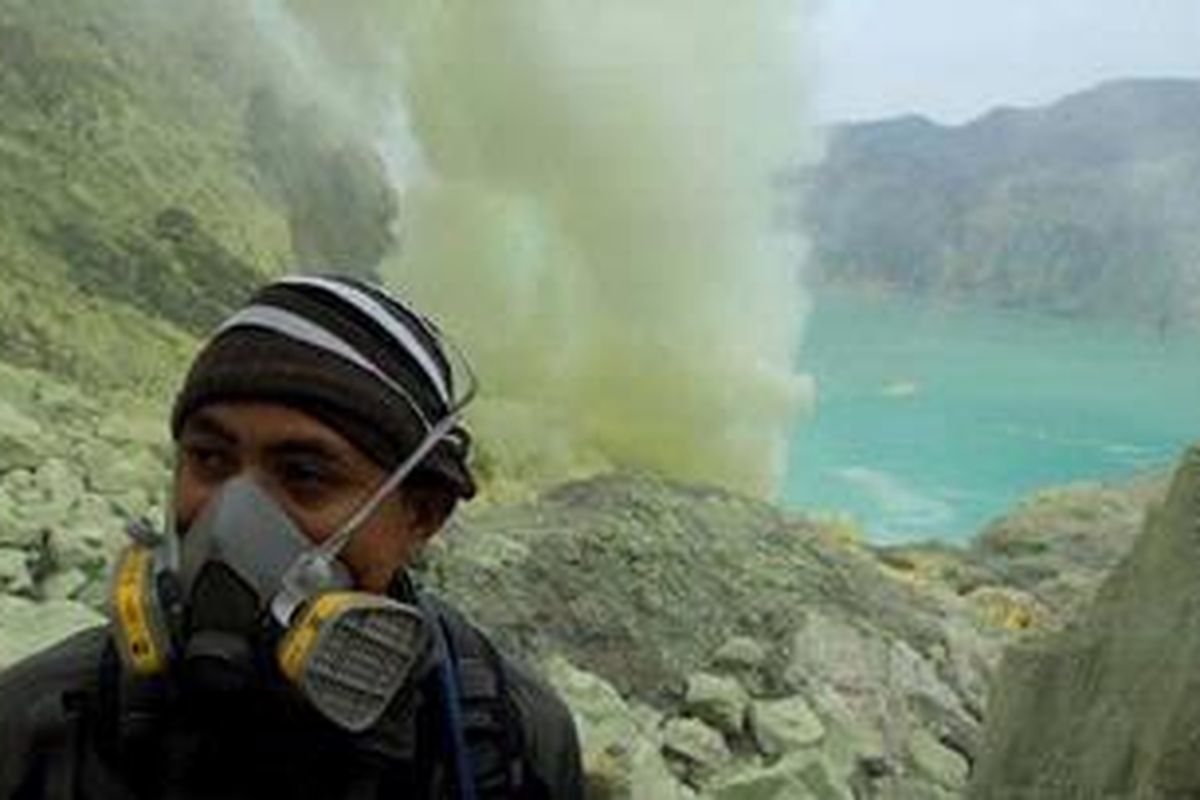 Rustiono, anggota tim Ekspedisi Cincin Api Kompas di Kawah Ijen, Banyuwangi, Jawa Timur, Senin (7/11/2011). Kawah Ijen merupakan gunung api aktif penghasil belerang utama di Indonesia. Jumlah belerang yang ditambang dalam sehari mencapai 2-3 ton. Jumlah warga yang terlibat sebagai penambang mencapai 500 orang.