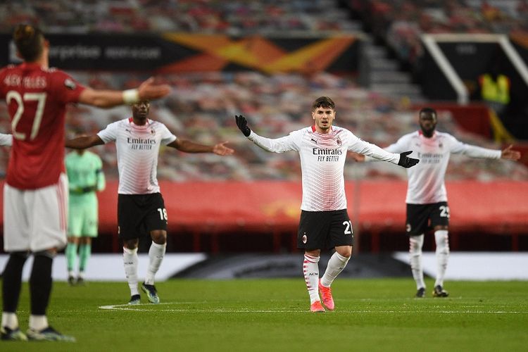 Gelandang AC Milan Brahim Diaz (tengah) dan rekan satu timnya bereaksi ketika VAR menggagalkan gol gelandang AC Milan Franck Kessie dalam pertandingan leg pertama babak 16 besar Liga Europa antara Man United vs AC Milan di Old Trafford di Manchester, Inggris, pada 11 Maret 2021