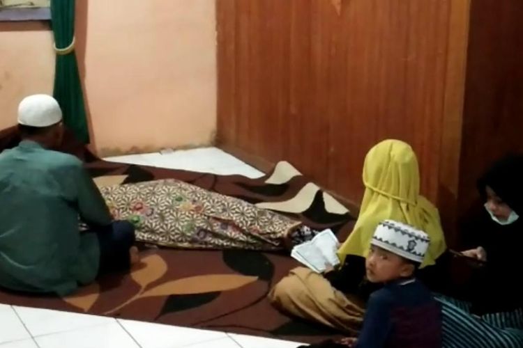 Jenazah Mohammad Mohdad saat tiba di rumah duka di Desa Galang, Kecamatan Sungai Pinyuh, Kabupaten Mempawah, Kalimantan Barat, Jumat (20/9/2019) malam.