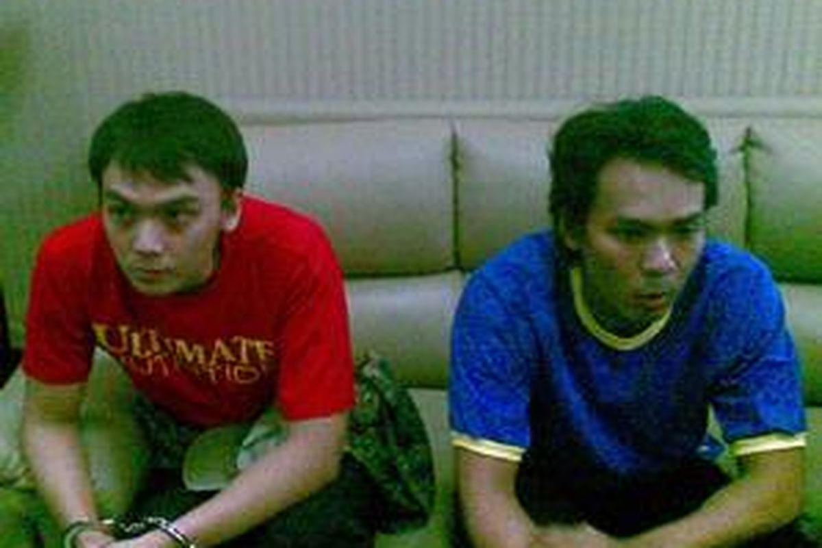 Noval Andreas duduk berdampingan dengan kekasihnya Very Idham Henyansyah alias Ryan di Polda Jatim. Saat berada di Jombang, keduanya sempat melepas rindu dan bermesraan.