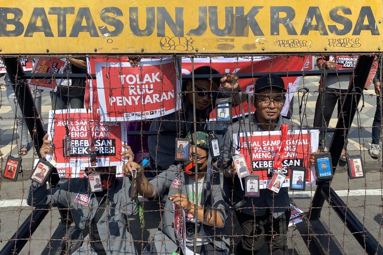 Massa aksi penolakan RUU Penyiaran gantungkan id pers di depan Gedung Negara Grahadi, Surabaya, Selasa (28/5/2024).