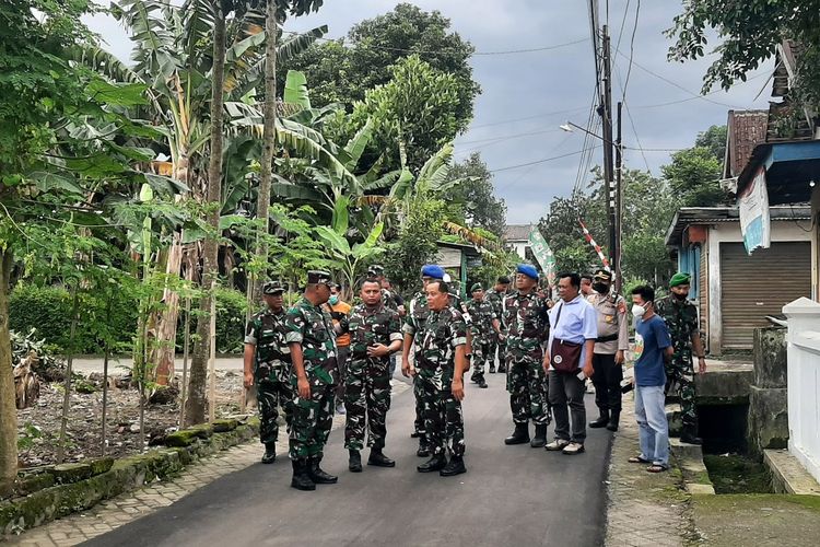 Komandan Korem 072/Pamungkas Brigjen TNI Puji Cahyono Minggu (27/11/2022) siang saat meninjau sekitar kediaman calon istri Kaesang Pangarep di Purwosari, Sinduadi, Kecamatan Mlati, Kabupaten Sleman.