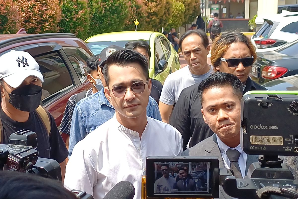 Pesinetron Eza Gionino menghadiri sidang perdana kasus perceraiannya di Pengadilan Agama Cibinong, Kabupaten Bogor, Senin (22/9/2025).