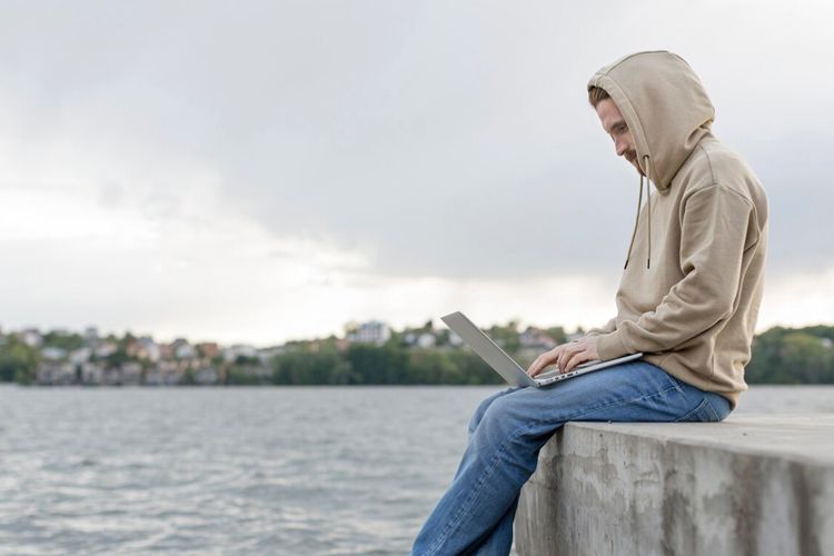 Seiring usia bertambah, beberapa zodiak cenderung lebih memilih kesunyian. Kesendirian jadi ruang refleksi, bukan sekadar tanda kesepian.