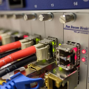 Ilustrasi serat optik, fiber optic, jaringan serat optik. 