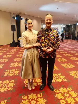 Menteri Perindustrian Agus Gumiwang Kartasasmita bersama istri yang juga CEO Asiana Group Loemongga Haoemasan