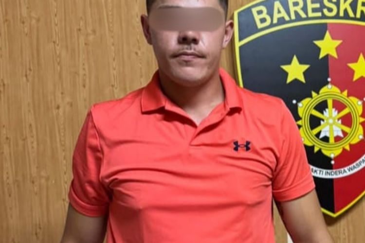 MKF (25), pria berkewarganegaraan Australia saat ditangkap polisi karena menganiaya sopir taksi, pada Jumat (26/4/2024). /Dok. Humas Polresta Denpasar 