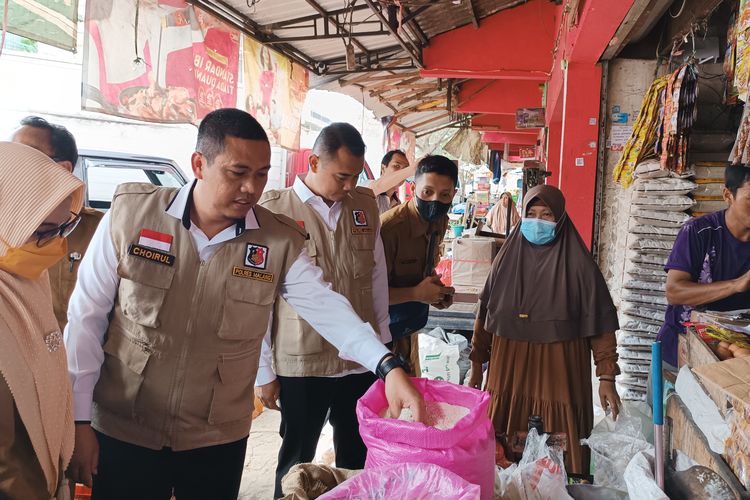 Tim Satgas Pangan Kabupaten Malang saat melaksanaan operasi pasar jelang Ramadhan di Pasar Kepanjen, Kabupaten Malang, Senin (20/3/2023).