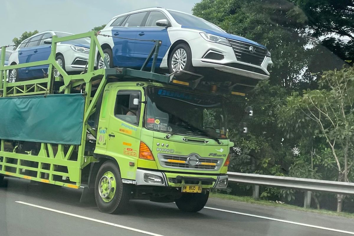 MG EP EV jadi mobil polisi di Kalimantan sedang dikirim pakai truk