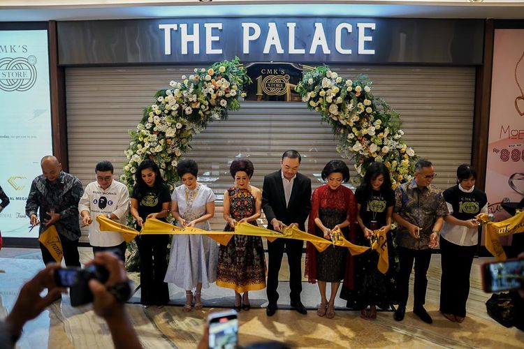 Central Mega Kencana resmi membuka gerainya yang ke-100 melalui The Palace Jeweler di Pakuwon Mall Surabaya, Sabtu (26/11/2022).