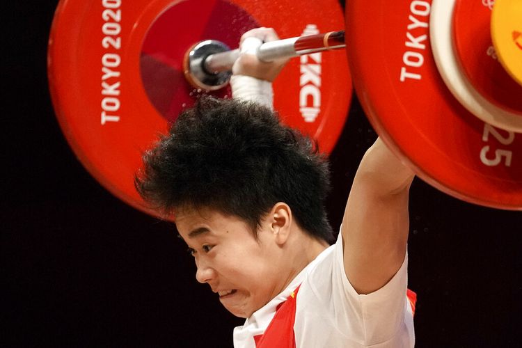 Hou Zhihui dari China berlaga di cabang angkat besi 49kg putri, memenangkan medali emas dan memecahkan rekor Olimpiade di Olimpiade Musim Panas 2020, Sabtu, 24 Juli 2021, di Tokyo, Jepang. 