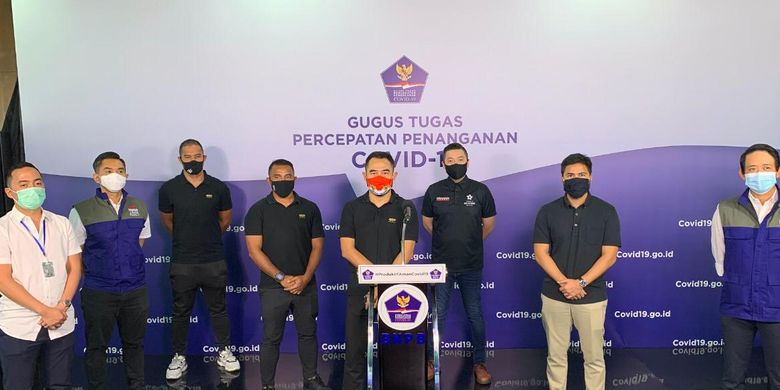 Pengurus Asosiasi Pesepak Bola Profesional Indonesia (APPI) dalam acara serah terima donasi berupa 1.500 alat pelindung diri (APD) melalui Badan Nasional Penanggulangan Bencana (BNPB), Senin (15/6/2020).