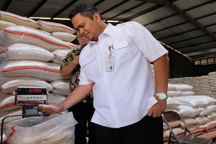 Direktur Supply Chain Pelayanan Publik Perusahaan Umum (Perum) Badan Urusan Logistik (Bulog) Mokhamad Suyamto mengimbau masyarakat untuk tak khawatir terhadap ketersediaan beras. Sebab, pemerintah melalui Bulog menjamin kebutuhan beras dengan harga terjangkau. 