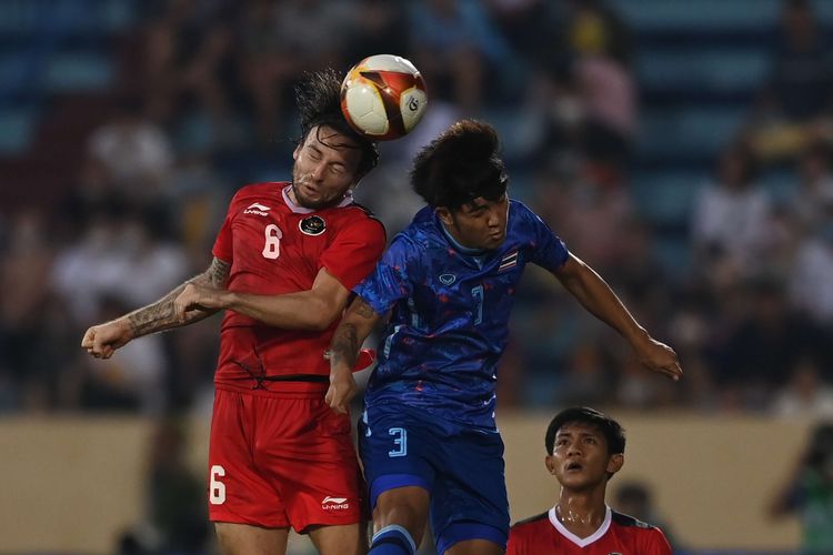 Pesepak bola Timnas Indonesia Marc Klok (kiri) berebut bola dengan pesepak bola Timnas Thailand Matee Sarakum (kanan) pada pertandingan semifinal sepak bola SEA Games 2021 Vietnam di Stadion Thien Truong, Nam Dinh, Vietnam, Kamis (19/5/2022). Indonesia kalah dari Thailand dengan skor 0-1 dan gagal melaju ke final.