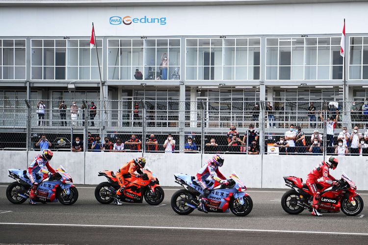 Pembalap MotoGP berlatih start pada hari kedua tes pramusim MotoGP 2022 di Pertamina Mandalika International Street Circuit, Lombok Tengah, NTB, Sabtu (12/2/2022). Sesi tes pramusim di sirkuit Mandalika tersebut akan berlangsung hingga Minggu (13/2/2022).