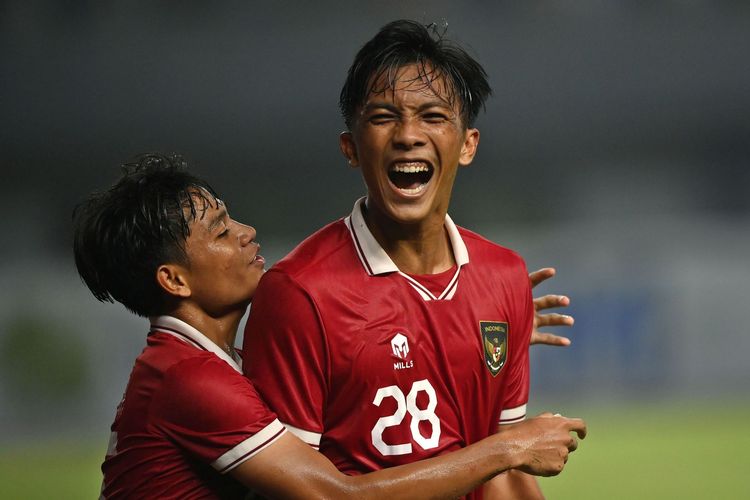 Penyerang timnas U19 Indonesia, Rabbani Tasnim Siddiq, (kanan) dan rekannya berselebrasi usai membobol gawang Filipina dalam laga penyisihan Grup A Piala AFF U-19 2022 di Stadion Patriot Candrabhaga, Bekasi, Jawa Barat, Jumat (8/7/2022). ANTARA FOTO/Aditya Pradana Putra/aww. 