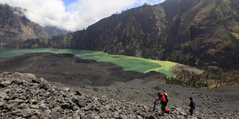 Pendakian sisi timur Gunung Barujari di kaldera Gunung Rinjani (3.726 m), Jumat (30/9/2011). Rinjani merupakan bagian dari Gunung Samalas yang meletus hingga melumpuhkan dunia pada tahun 1257. Superletusan mengakibatkan terbentuknya kaldera dan danau.