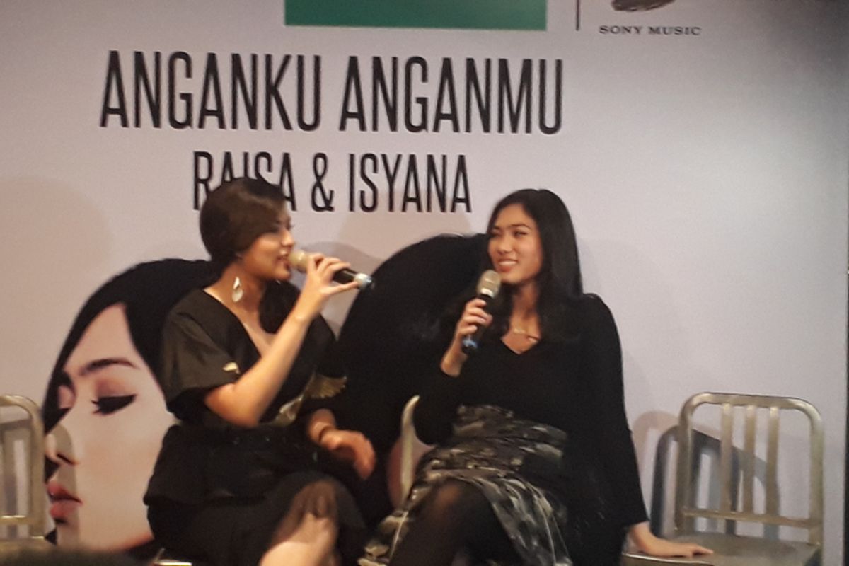 Raisa dan Isyana meluncurkan singel kolaborasi merek yang berjudul Anganku Anganmu di Brewerkz Senayan City, Jakarta Selatan, Kamis (29/3/2017).