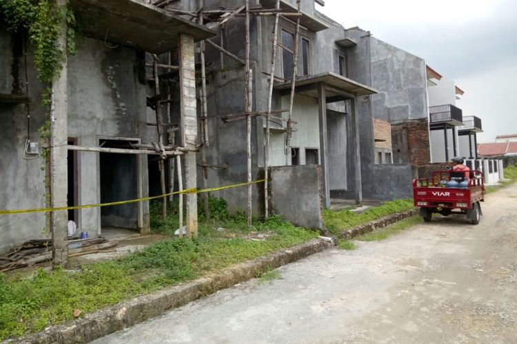 Bangunan rumah kosong yang menjadi lokasi ditemukannya Suharto di Perumahan Nglejok, Purwodadi, Grobogan, Jateng masih dipasangi police line, Senin (8/1/2018).‎