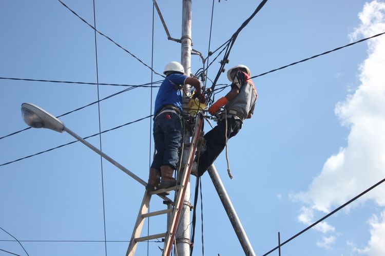 Karyawan PT PLN sedang memperbaiki jaringan listrik  di Nunukan. Rencana pembangunan Pembangkit Listrik Tenaga Mesin Gas (PLTMG) oleh PT PLN Unit Induk pembangunan Kalimantan bagian Timur di Kabupaten Nunukan, Kalimantan Utara, terganjal oleh upaya hukum. Pemegang hak penguasan lahan seluas 4,9 hektar melakukan kasasi terhadap putusan Pengadilan Negeri Nunukan yang menyebutkan keberatan pemohon tidak dapat diterima terhadap besaran nilai ganti rugi oleh tim apraisal. Pembangunan PLTMG ini dalam rangka mengatasi krisis listrik yang terjadi di wilayah perbatasan.