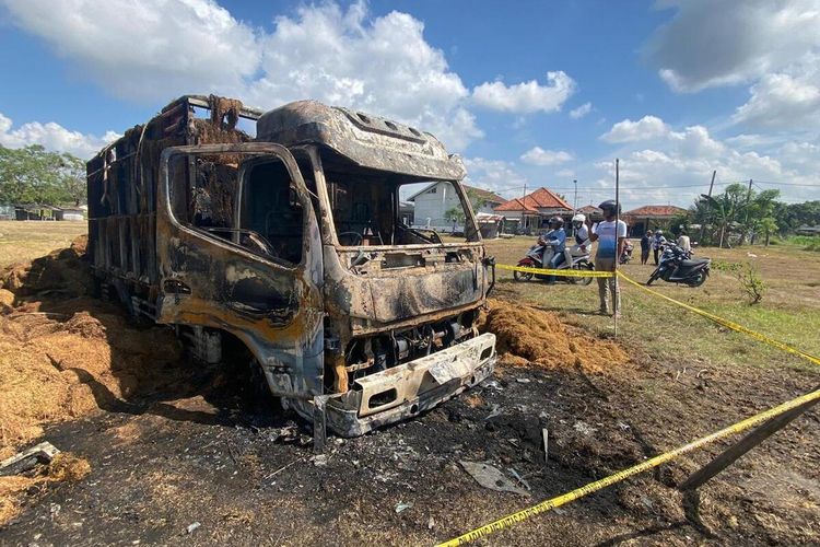 Bangkai truk pengangkut tembakau Jawa ke Pamekasan, Jawa Timur yang dibakar warga tak dikenal, Kamis (15/9/2022) di lapangan Desa Bulay, Kecamatan Galis.