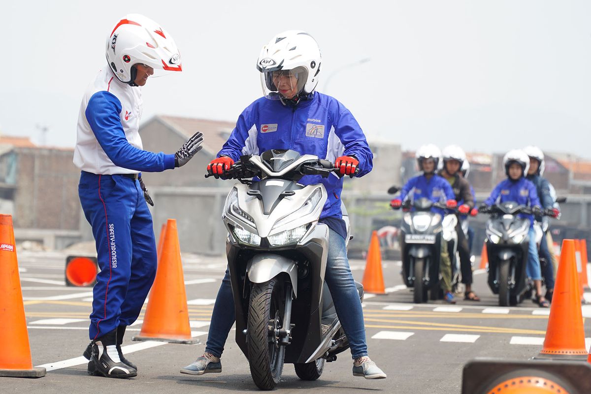 Tips berkendara sepeda motor yang aman dan nyaman bagi wanita