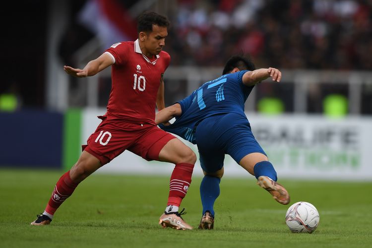 Pesepak bola Timnas Indonesia Egy Maulana Vikri (kiri) berebut bola dengan pesepak bola Timnas Thailand Ekanit Panya (kanan) pada pertandingan Grup A Piala AFF 2022 di Stadion Utama Gelora Bung Karno (SUGBK), Jakarta, Kamis (29/12/2022). ANTARA FOTO/Akbar Nugroho Gumay/tom.