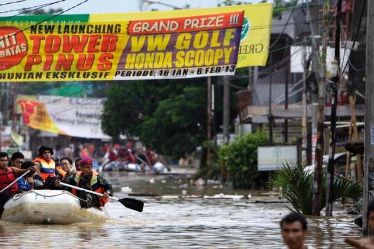 Situasi banjir yang melanda perumahan Pondok Gede Permai, Jatiasih, Bekasi, Jumat (18/1/2013). Banjir yang merendam 3 RW dan 26 RT ini memiliki kedalaman 2 hingga 3 meter, diakibatkan oleh meluapnya Kali Bekasi yang merupakan titik temu antara aliran Kali Cileungsi dan Cikeas.