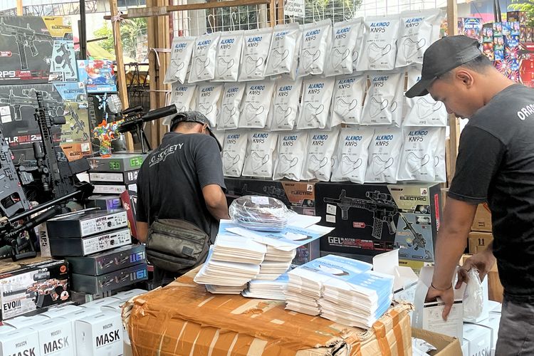 Laris Manis Pedagang Masker di Depok di Tengah Sebaran Abu Vulkanik