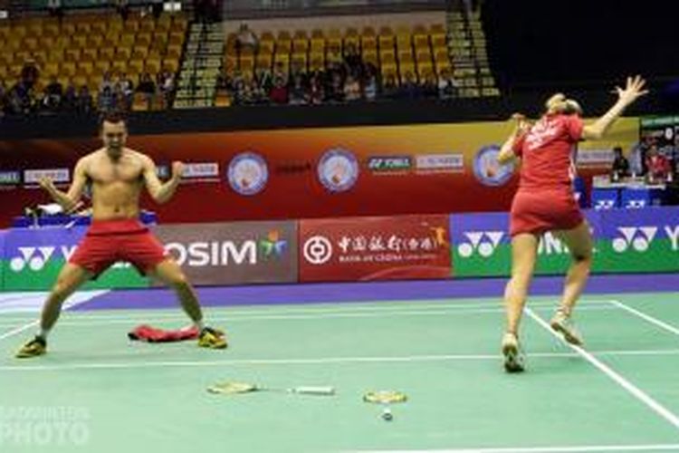 Ganda campuran Inggris, Chris Adcock (kiri)/Gabrielle White berteriak dan mengekspresikan kemenangannya atas ganda China, Zhang Nan/Zhao Yunlei, pada semifinal Hongkong Open Superseries 2013, Sabtu (23/11/2013).