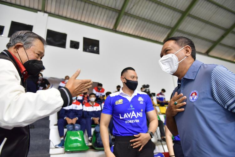 Menpora Zainudin Amali (kiri) menyapa Presiden ke-6 Indonesia, Susilo Bambang Yudhoyono (kanan), pada pertandingan Bogor LavAni vs Kudus Sukun yang dihelat Padepokan Voli Jenderal Polisi Kunarto, Sentul, Bogor, Jawa Barat, Sabtu (8/1/2022).