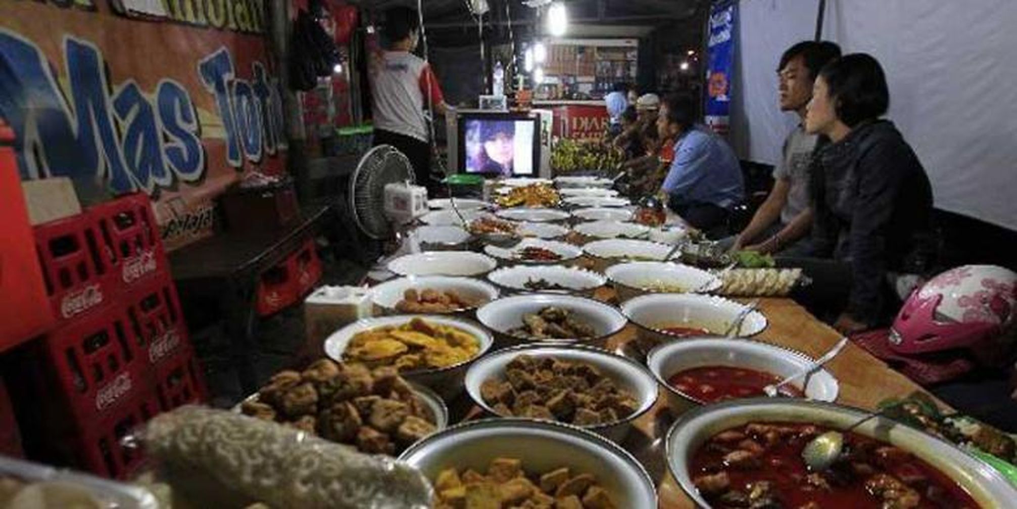 Warga menikmati menu di warung makan Nasi Jamblang Mas Toto di Jalan Gunung Sari, Kota Cirebon, Jawa Barat, Selasa (5/7/2011). Makanan khas Cirebon ini berupa nasi yang disajikan menggunakan alas daun jati dan dimakan dengan pilihan aneka lauk.