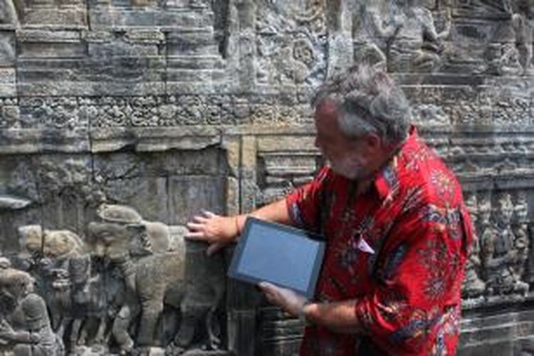 Hans Leisen, tim ahli dari Jerman sedang melakukan pengamatan di sebuah bidang relief Candi Borobudur, Kabupaten Magelang, Jawa Tengah, Senin (17/11/2014).